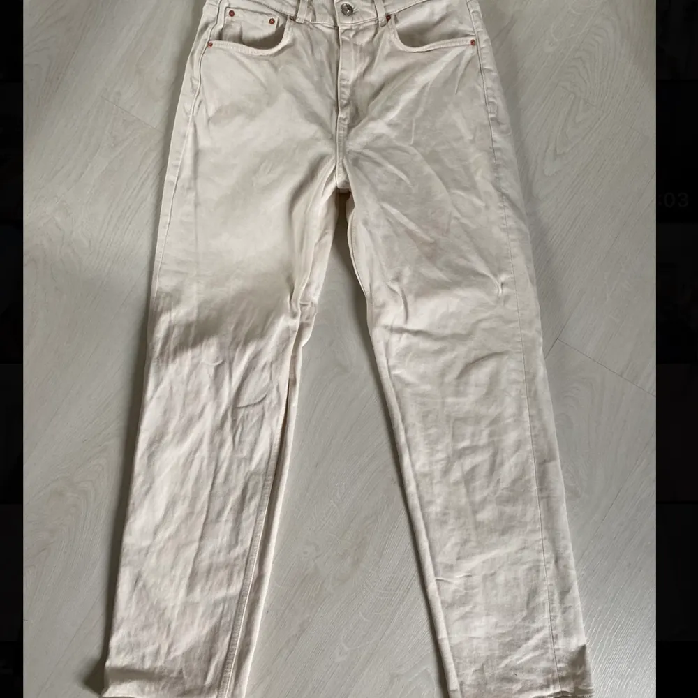 Säljer dessa fina jeans ifrån Gina Tricot i storlek 38 då de är förstora!🤍🤎. Jeans & Byxor.
