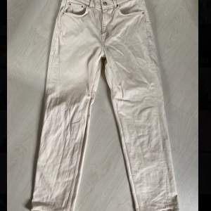 Säljer dessa fina jeans ifrån Gina Tricot i storlek 38 då de är förstora!🤍🤎
