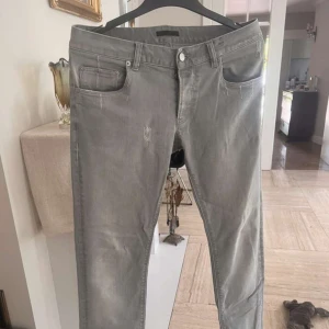 Prada Jeans  - Tjenare, säljer mina sjukt snygga prada jeans stl 31. De är köpta på prada butiken i Köpenhamn för 1 år sedan. Har ej använts flitigt så cond 9/10. Hör av dig vid minsta fundering 