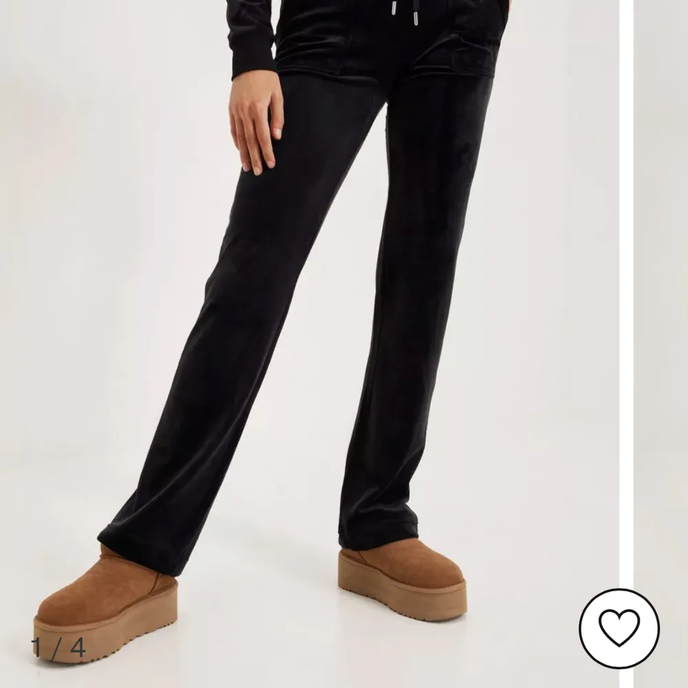 Juicy couture byxor storlek M säljs pga att dom är för långa i benen,har redan tagit av lapparna så kan inte returnera därför säljer jag dom för 1000kr Köpta för 1099kr . Jeans & Byxor.