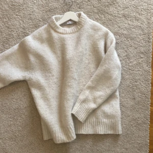 stickad tröja - en vit jätte skön stickad tröja från zara som inte kommer tilll användning.