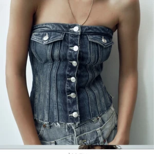 Jeansbandeau ZARA - Denim/jeans bandeau från Zara. Mörkblå och oanvänd❤️ köparen står för frakt. Köpt för 330 kr