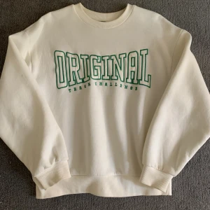 Vit hoodie - Säljer denna hoodie från Gina Tricot, den har en liten grå fläck på armen men som man knappt märker av. Tröjan är i storlek xxs men passar även xs