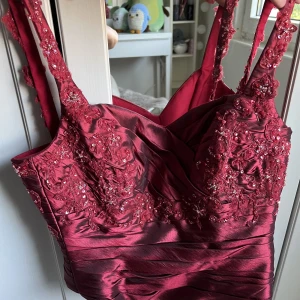 Röd korsetttopp - En snygg röd korsett topp som jag köpte på Zada men var tyvärr för liten för mig. Har endast testats💗