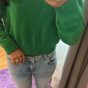 Grön stickad tröja  - En jättemysig grön stickad tröja från hm! Perfekt för sena sommar kvällar eller inför hösten🤩! Tröjan är i storlek xs💕