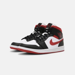 Jordan 1 mid - stl 41, skulle kunna passa 39/40 också, bra i skick förutom att det har ett väldigt litet märke och är smutsiga, kan tvätta dom om det önskas💕nypris 1,400 från Zalando💕passar tjej och kille. Köpare står för frakt