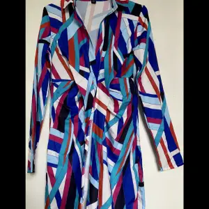 Från: Boohoo Namn: Abstract print tie front shirt dress Säljer för att den var för tajt runt höfterna och är inte speciellt stretchig, så rekommenderar inte någon med lite höfter att köpa den.  Aldrig använd. 