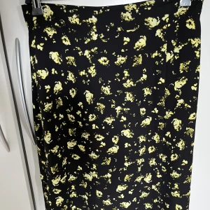 Långkjol  - Jätte fin höst kjol från Calvin Klein. Använd 1 gång. 