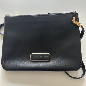 Marc Jacobs väska  - Fin svart väska från Marc Jacobs inköpt på Nelly för ett antal år sedan. Sparsamt använd och i väldigt fint skick. Köparen betalar frakten.