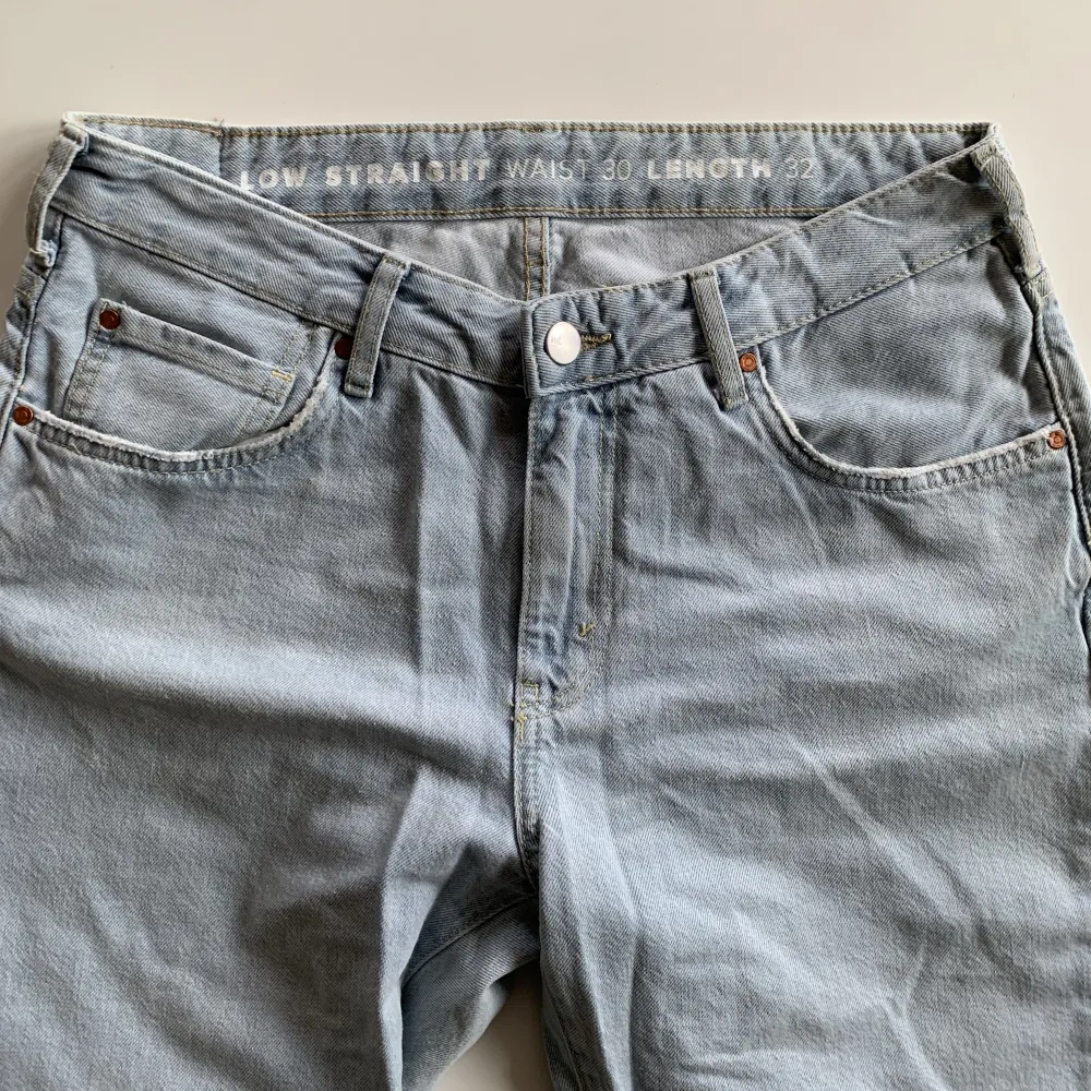 Never denim jeans, de är aldrig använda och säljer för att storleken var fel.. Jeans & Byxor.