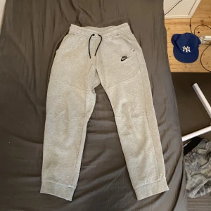 Nike tech byxor  - Jättebra skick inget fel alls. Skriv gärna för frågor!