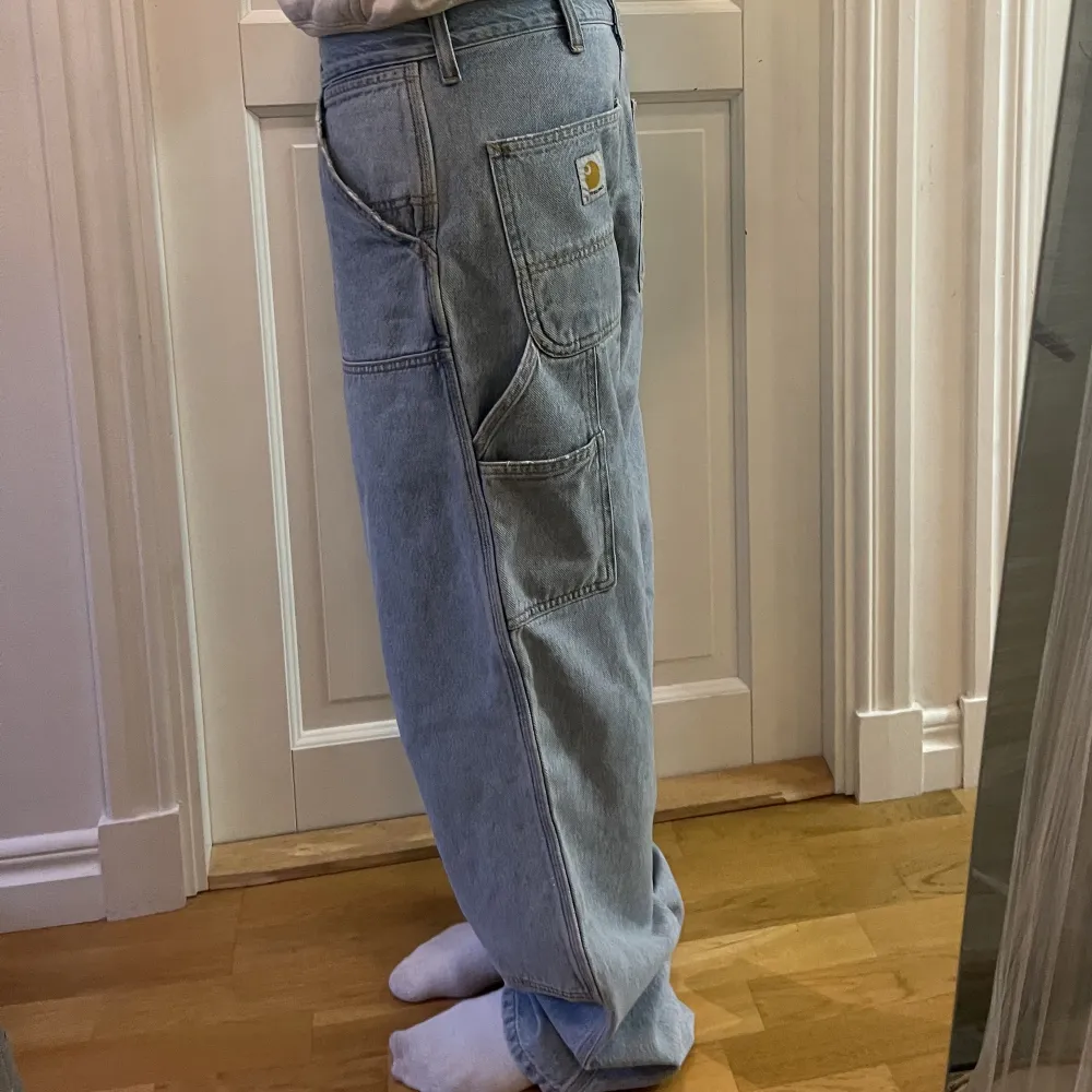 Carhartt Doubble Knee jeans i light denim i storlek 31/32. Perfekta färgen och baggy modellen⭐️ Dom är utsålda men inköpspris var runt 1500kr. . Jeans & Byxor.