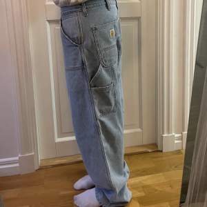 Carhartt Doubble Knee jeans i light denim i storlek 31/32. Perfekta färgen och baggy modellen⭐️ Dom är utsålda men inköpspris var runt 1500kr. 