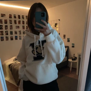 Hoodie  - Jag säljer en beige hoodie med tryck från hm. Har använt den ca 2gånger. Den är i storlek M 💕slutsåld i butik samt på nätet. 