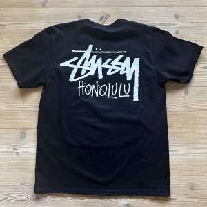 Säljer nu min extremt sällsynta Stussy X Hawaii t-shirt som jag köpte för en vecka sedan i Stussy’s officiella affär i Honolulu/Hawaii. Helt oanvänd. Storlek M, passar L. 10/10 skick (har aldrig används)