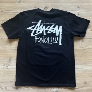 STUSSY X HAWAII TSHIRT - Säljer nu min extremt sällsynta Stussy X Hawaii t-shirt som jag köpte för en vecka sedan i Stussy’s officiella affär i Honolulu/Hawaii. Helt oanvänd. Storlek M, passar L. 10/10 skick (har aldrig används)