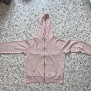 Smutsrosa zip-hoodie - Smutsrosa zip-hoodie från Ullared i tunt material ⚠️ops, saknar snöre till luvan⚠️ köparen står för frakten och priset går att förhandla 