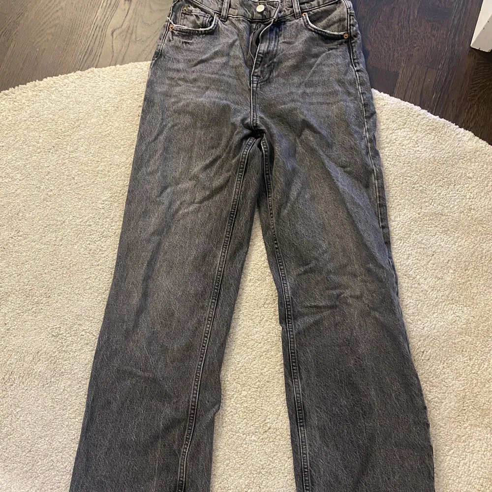 Säljer nu dessa jeans då det blivit för små. I gott skick och bra längd. Om mer bilder önskas är de bara att skriva!. Jeans & Byxor.