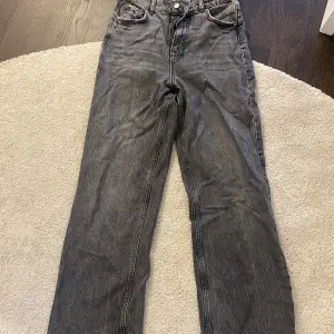 Säljer nu dessa jeans då det blivit för små. I gott skick och bra längd. Om mer bilder önskas är de bara att skriva!