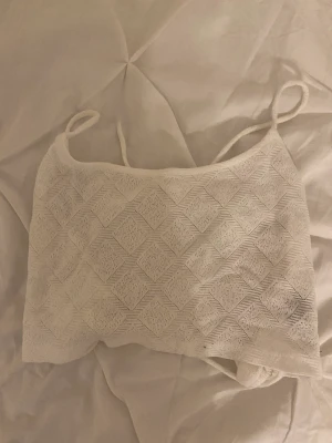 Topp Gina - En vit stickad bomullstopp från Gina med knytning i ryggen 🩵 Aldrig använd 💙