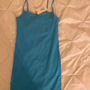 En kortare blå klänning från BikBok 💙 Aldrig använd med lapparna kvar