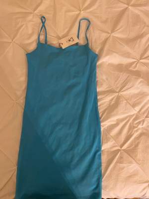En kortare blå klänning från BikBok 💙 Aldrig använd med lapparna kvar