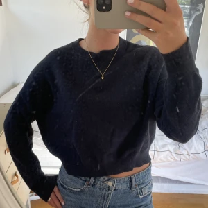 Sweatshirt - Jättesnygg cropped sweatshirt från Filippa K soft sport. Marinblå i storlek xs. 