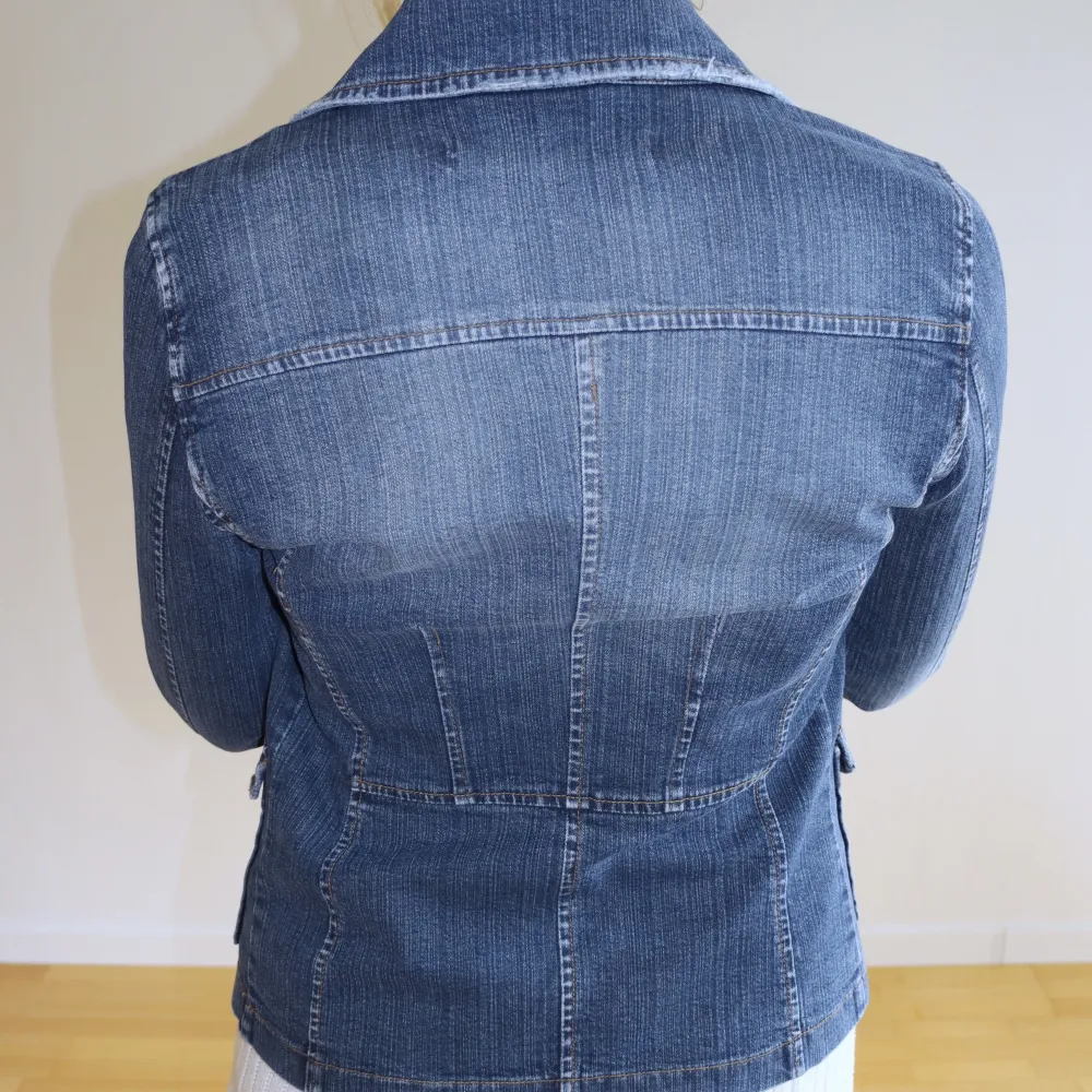 Very good condition, no stains or holes. Thin jeans material that has a bit of stretch. Size EU 36, fits true. . Takit.