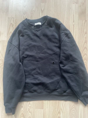 Acne studios sweatshirt - Sweater från Acne studios som jag använt en handfull gånger och tvättat endast en gång, den har däremot fått ett brännhål vilket gör att den inte kommer till användning längre. En skräddare kan säkert piffa upp den för någon hundring.