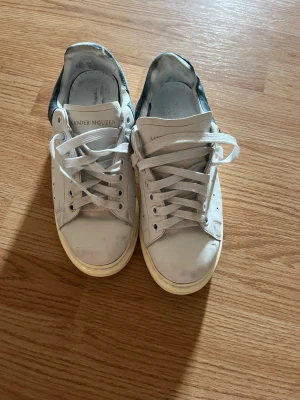 Säljer sneakers  - Alexander MQueene i storlek 42 (små i storlek). I använt skick, ingen kartong. 600kr eller kom med bud 