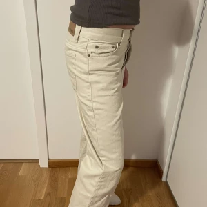 Jeans - Beige/vita jeans ifrån junkyard. Köpta för ich 500kr