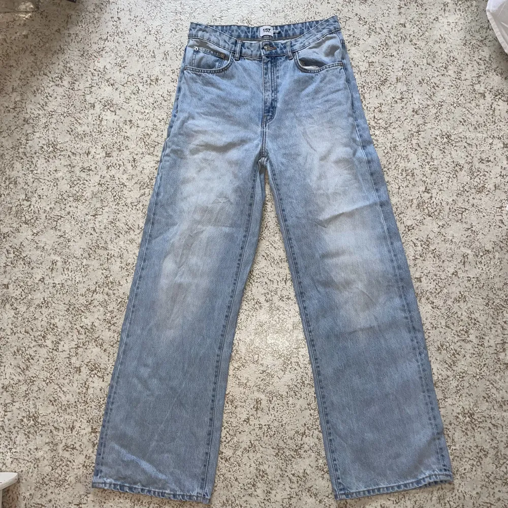 Blåa vida jeans från lager 157 i modellen boulevard ⚠️obs, liten, liten gräsfläck på höger bakficka, se bild⚠️ köparen står för frakten och priset går att förhandla . Jeans & Byxor.