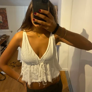 Vit Topp - Super gullig topp från brandy Melville. Toppen är one size🩷