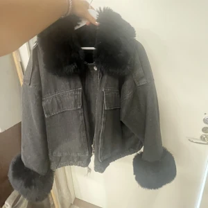 Fodrad jeansjacka  - Skit snygg jacka med päls, använd men jättefint skick. Passar en S eller M beror på hur man vill att den ska sitta😌