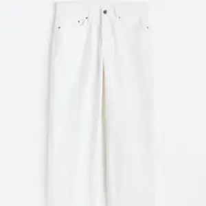 Skitsnygga vita low waist jeans från H&M som tyvärr e lite stora på mig i midjan. Fått mkt komplimanger när jag burit dem, riktigt snygga och fräscha!  Nypris 400 kr, stl 38