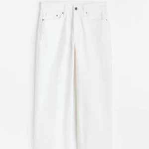 Vita Low waist jeans - Skitsnygga vita low waist jeans från H&M som tyvärr e lite stora på mig i midjan. Fått mkt komplimanger när jag burit dem, riktigt snygga och fräscha!  Nypris 400 kr, stl 38