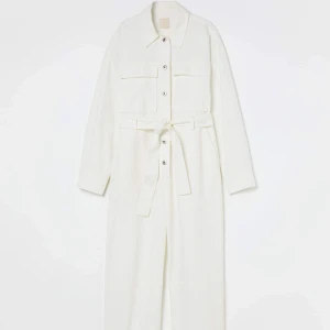 Denim/twill jumpsuit - Vit jumpsuit från hm! Fantastiskt fin och fräsch, endast använd två gånger! Storlek 38. Nypris 599. Mitt pris 299