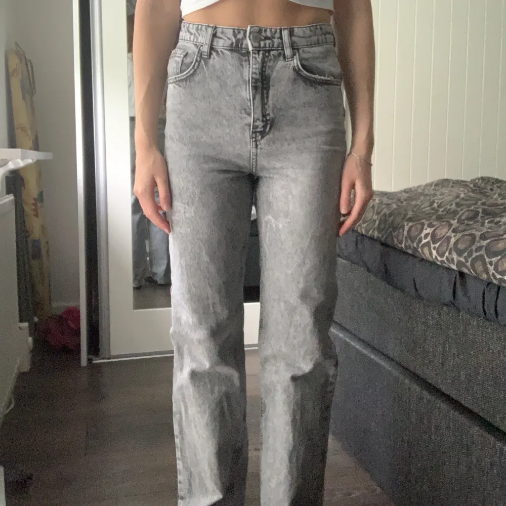 Gråa jeans från Gina tricot i bra skick. Storlek 158, passar mig som brukar ha storlek 34 i jeans. . Jeans & Byxor.