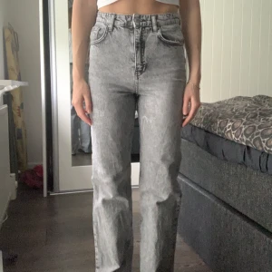Jeans  - Gråa jeans från Gina tricot i bra skick. Storlek 158, passar mig som brukar ha storlek 34 i jeans. 