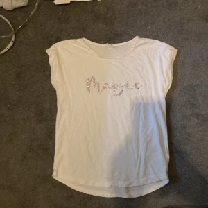 Kortärmad tröja med tryck - Kortärmad tröja med tryck på. Fint skick använd två gånger.