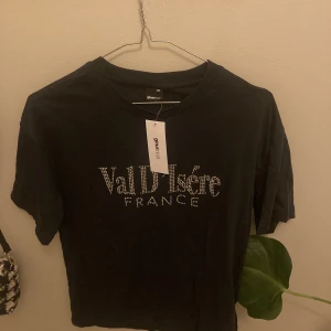T-shirt - Säljer en helt ny t-shirt från Gina tricot med diamanter på, inga defekter.