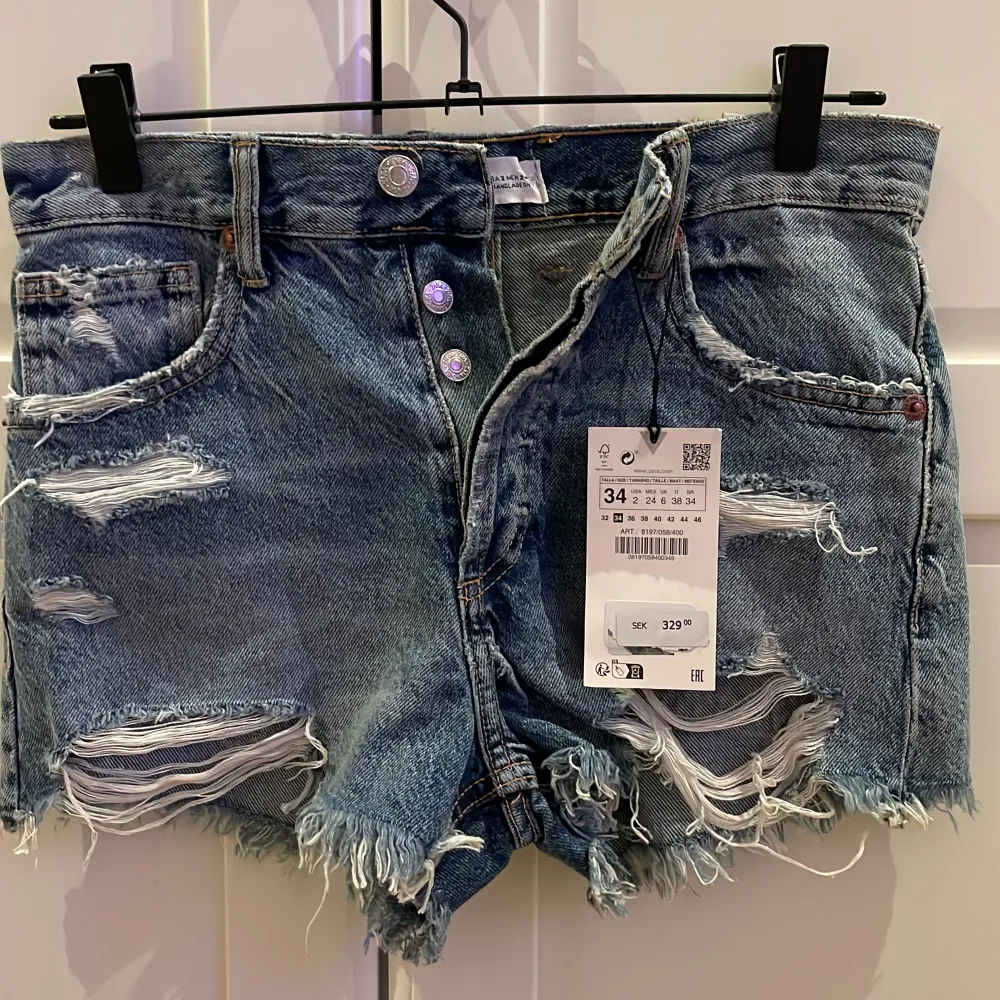 Säljer dessa shorts från Zara i storlek 34 Endast testade, beställde för någon månad sen men glömde skicka tillbaka  Har inte använt någon gång då dom inte passar💕. Shorts.