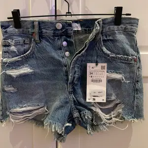 Säljer dessa shorts från Zara i storlek 34 Endast testade, beställde för någon månad sen men glömde skicka tillbaka  Har inte använt någon gång då dom inte passar💕