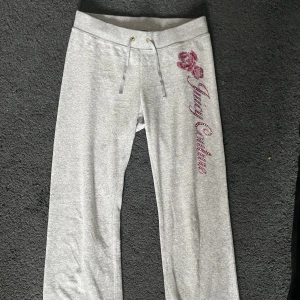 vintage juicy couture byxor - Dessa jättefina juicy couture byxorna passar tyvärr inte mig som är 165 cm. De har inga defekter. Midjemåttet 31 cm Innerbenslängden 65,5 cm 
