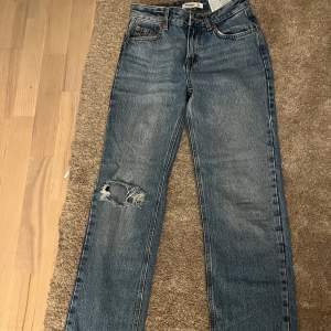 Raka mid waist jeans från Pull & Bear. Som är sååå snygga men tyvärr för små för mig. 