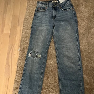 Raka mid Waist jeans  - Raka mid waist jeans från Pull & Bear. Som är sååå snygga men tyvärr för små för mig. 