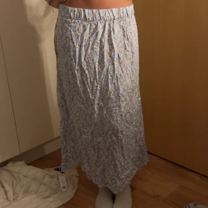 Långkjol - Nypris: 150 kr, prislapp kvar. Säljer för lite mindre än halva priset💗 Skrynklig då den legat i en påse