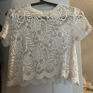 Spetströja - En vit spetströja från Only, perfekt med en topp eller ett linne under! Använd men i fint skick! Pris går att diskutera 