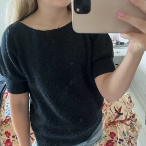 Stickad tröja från Vero moda  - En stickad tröja från Vero moda i storlek XS, Säljer för 100kr+frakt men pris kan diskuteras💗Köpt för 200kr, den är liiite nopprig, skriv till mig vid fler bilder eller om du har frågor😊