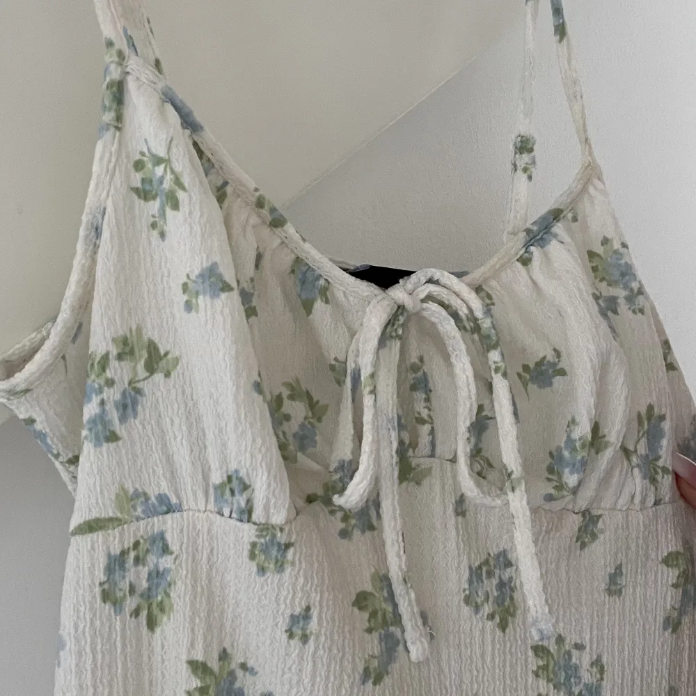 Jättefin blommig kort/mid klänning från Gina tricot. Aldrig använt, ny skick. ❤️. Klänningar.